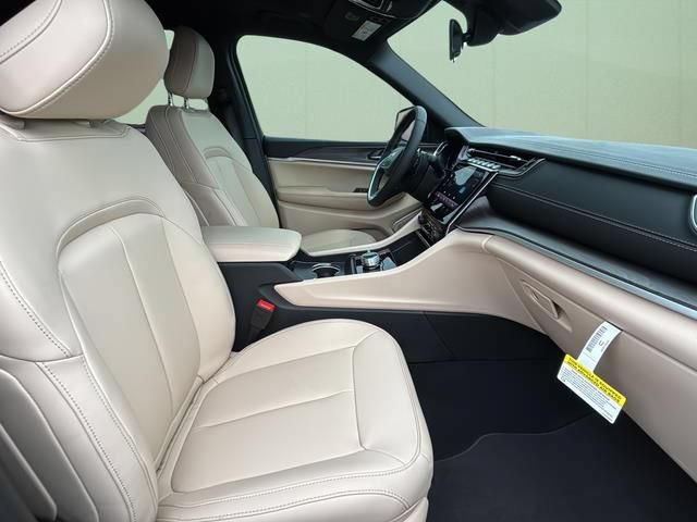 Used 2025 Jeep Grand Cherokee Limited AWD/4WD image 44