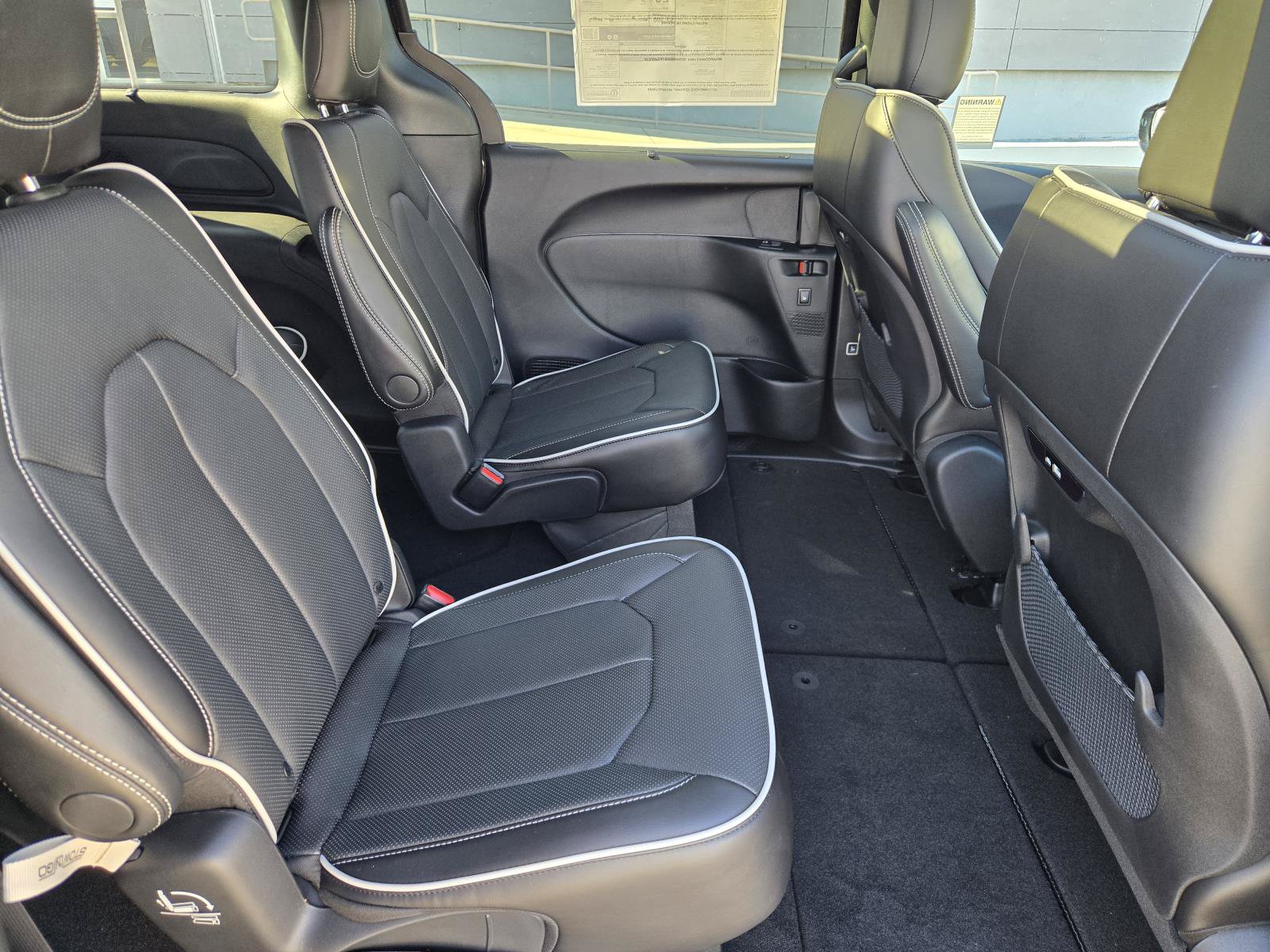 New 2027 Chrysler Pacifica Limited w/ Family Tech Group AWD/4WD image 32