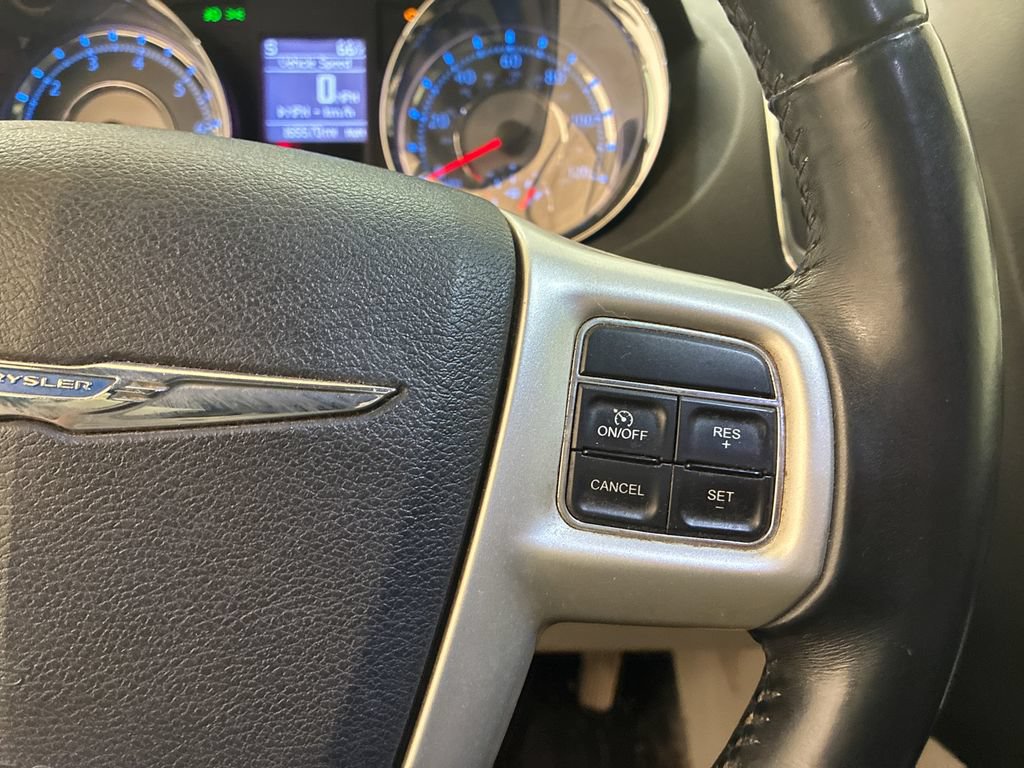 Used 2014 Chrysler Town & Country Touring FWD image 19