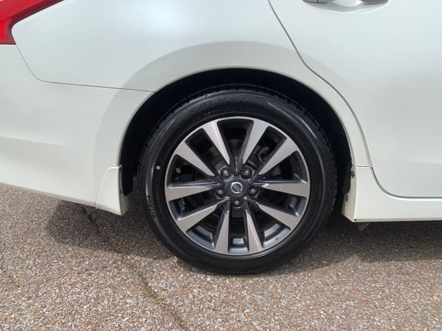 Used 2016 Nissan Altima 2.5 SL w/ Moonroof Package FWD image 9