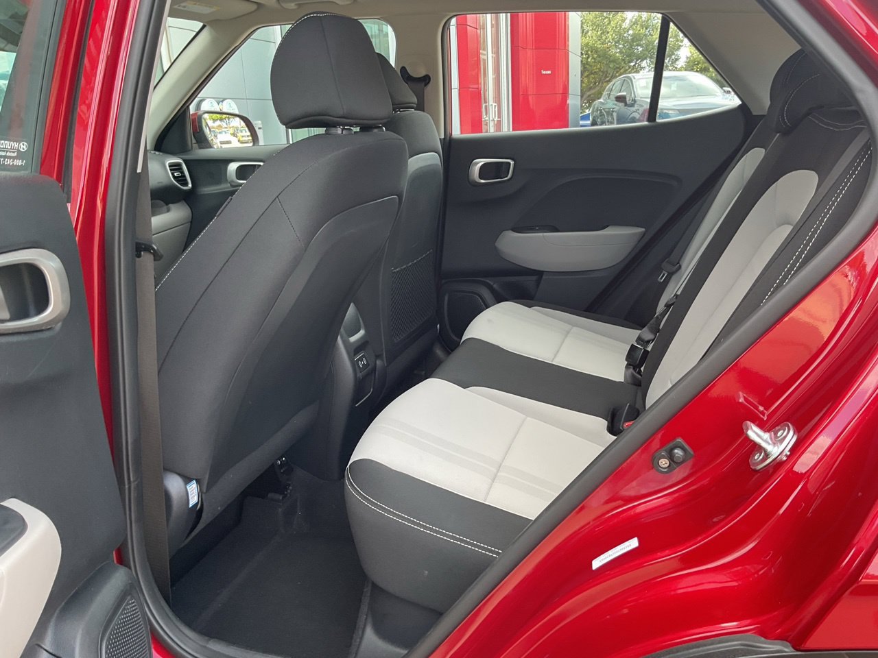 Used 2025 Hyundai Venue SEL FWD image 11