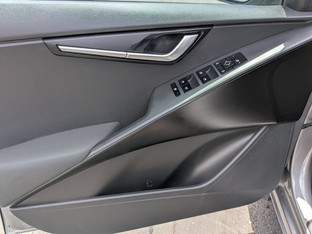 Used 2025 Kia Niro LX FWD image 11