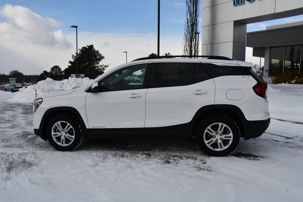 Used 2022 GMC Terrain SLE w/ Driver Convenience Package image 3