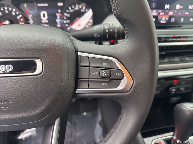 Used 2025 Jeep Compass Latitude image 16