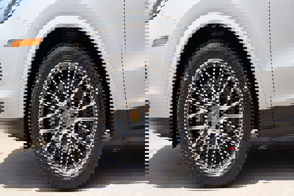 Used 2022 Porsche Cayenne Platinum Edition image 44