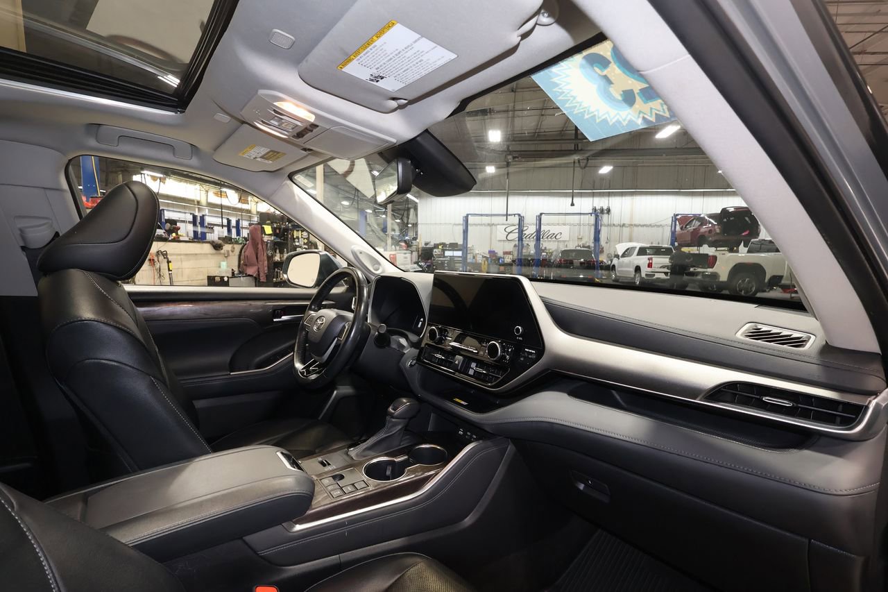 Used 2023 Toyota Highlander Limited image 29