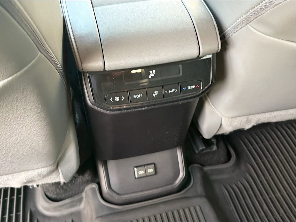 Used 2025 Toyota Highlander XLE AWD/4WD image 20