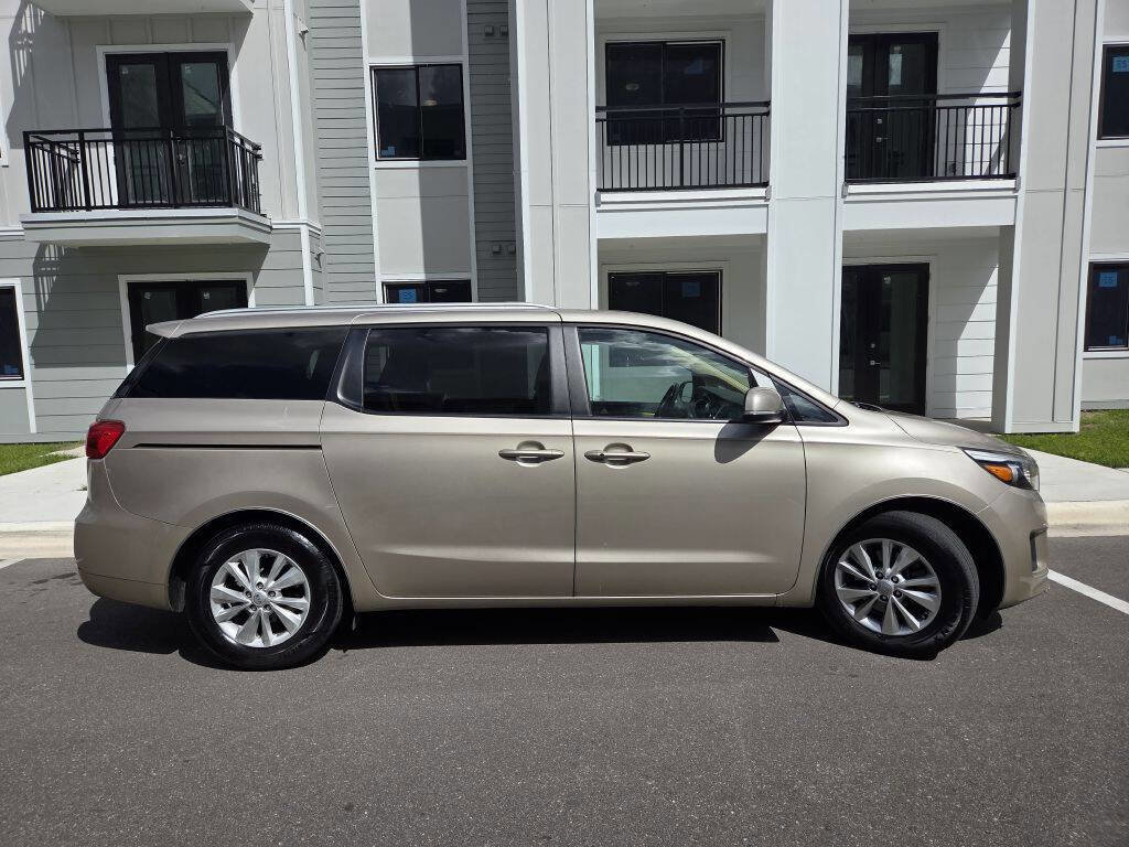 Used 2017 Kia Sedona LX w/ LX Essentials Premium Package image 5