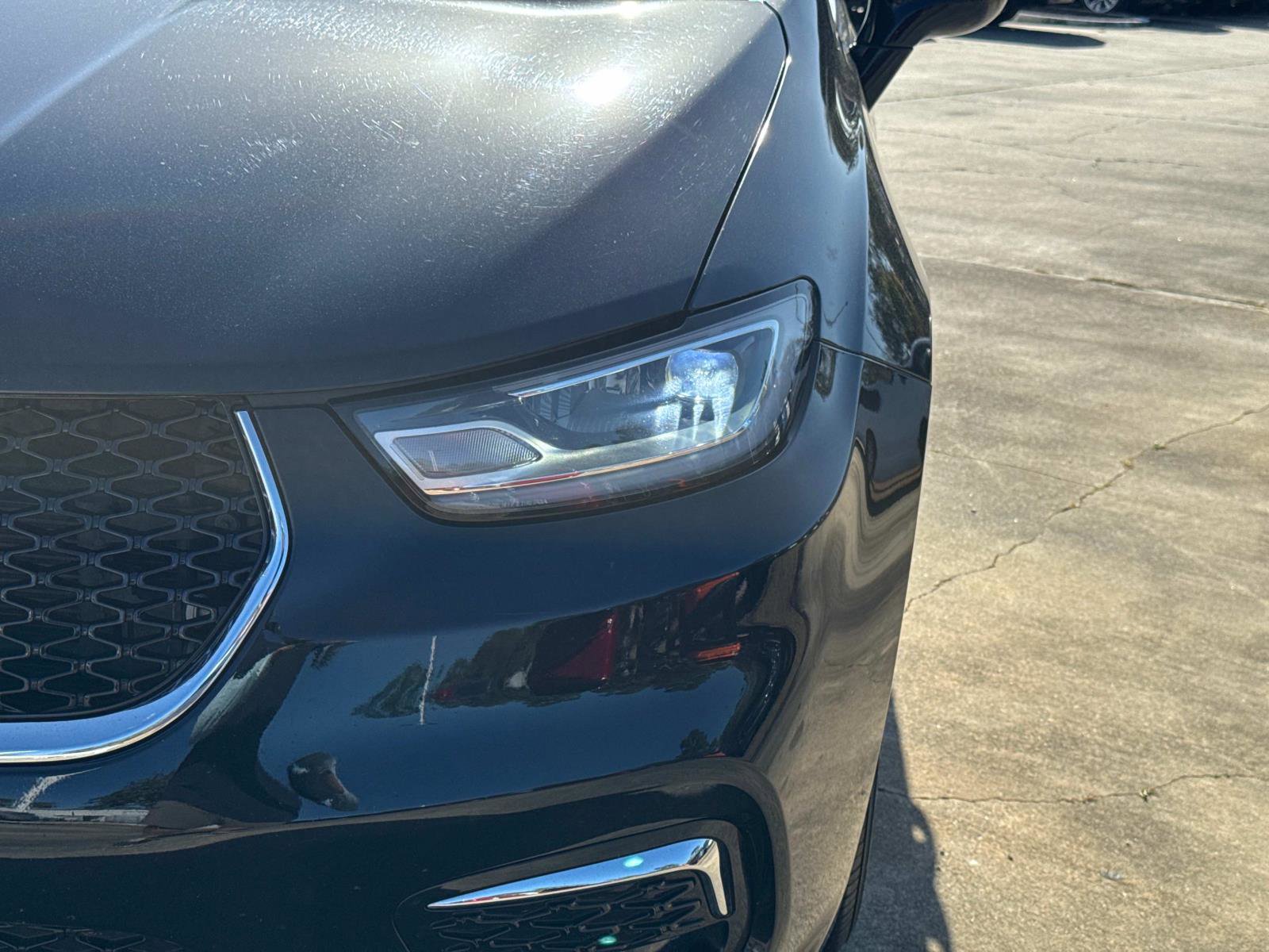 Used 2024 Chrysler Pacifica Touring-L image 9