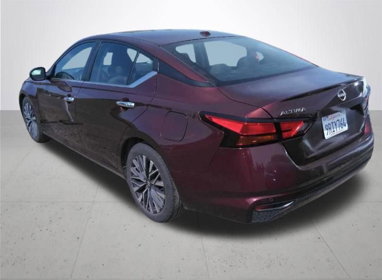 Used 2024 Nissan Altima 2.5 SV FWD image 3