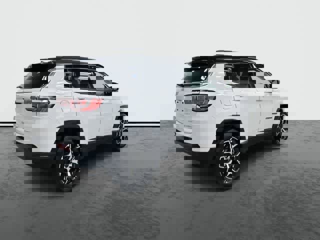 Used 2025 Jeep Compass Limited image 4