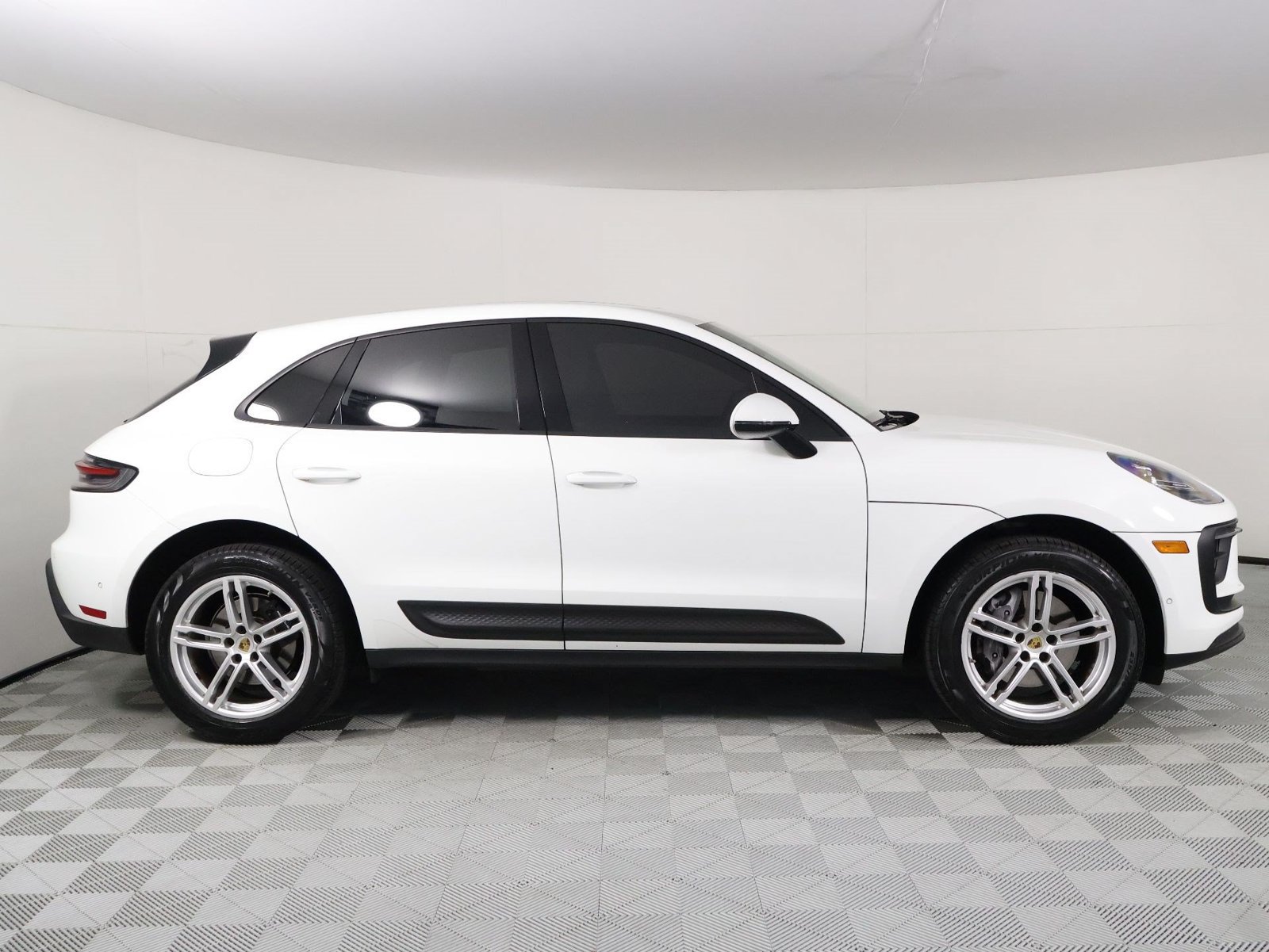 Certified 2023 Porsche Macan AWD/4WD image 8
