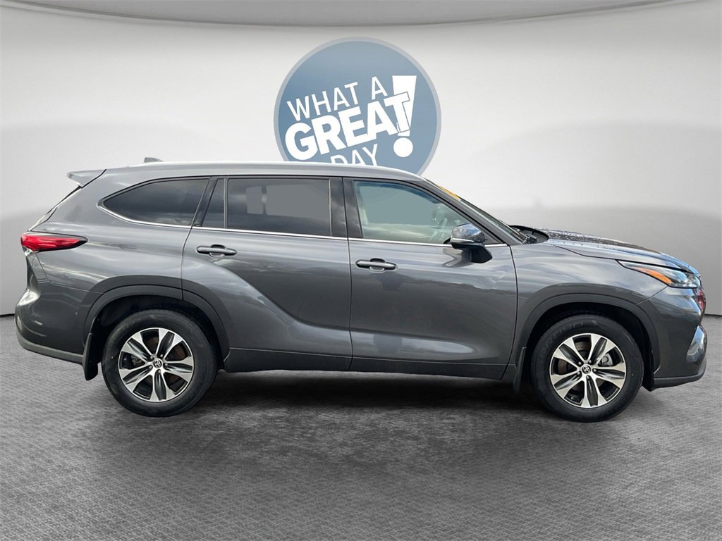 Used 2022 Toyota Highlander XLE image 2