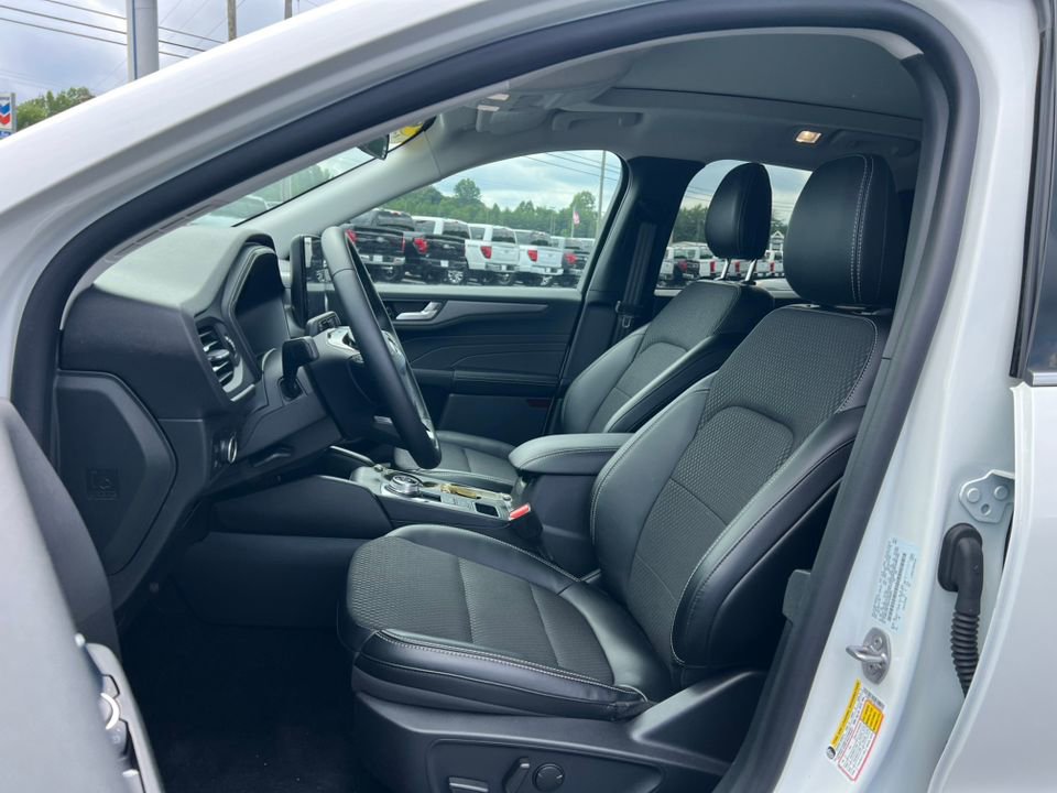 New 2025 Ford Escape SE w/ Class II Trailer Tow Package image 15