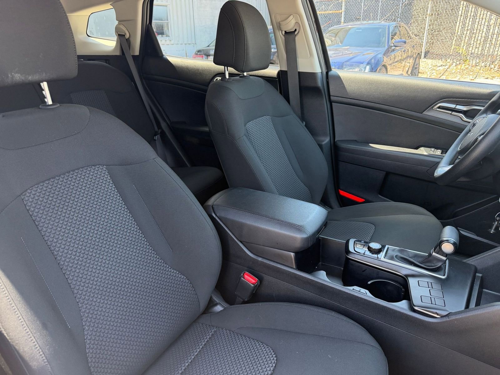 Used 2025 Kia Sportage LX FWD image 31