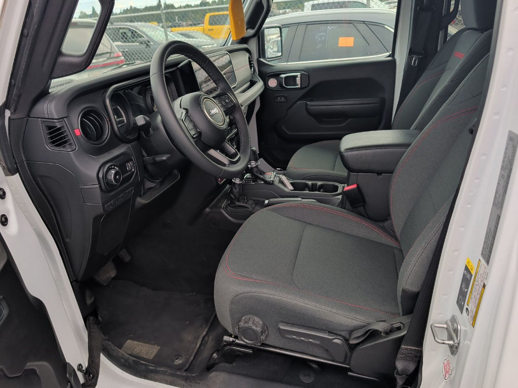 Used 2025 Jeep Wrangler Unlimited Rubicon AWD/4WD image 6
