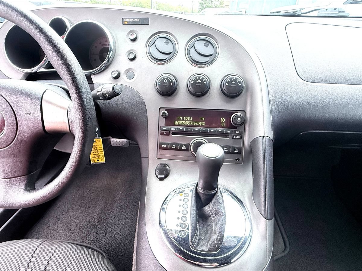 Used 2006 Pontiac Solstice Convertible w/ Power Package RWD image 11