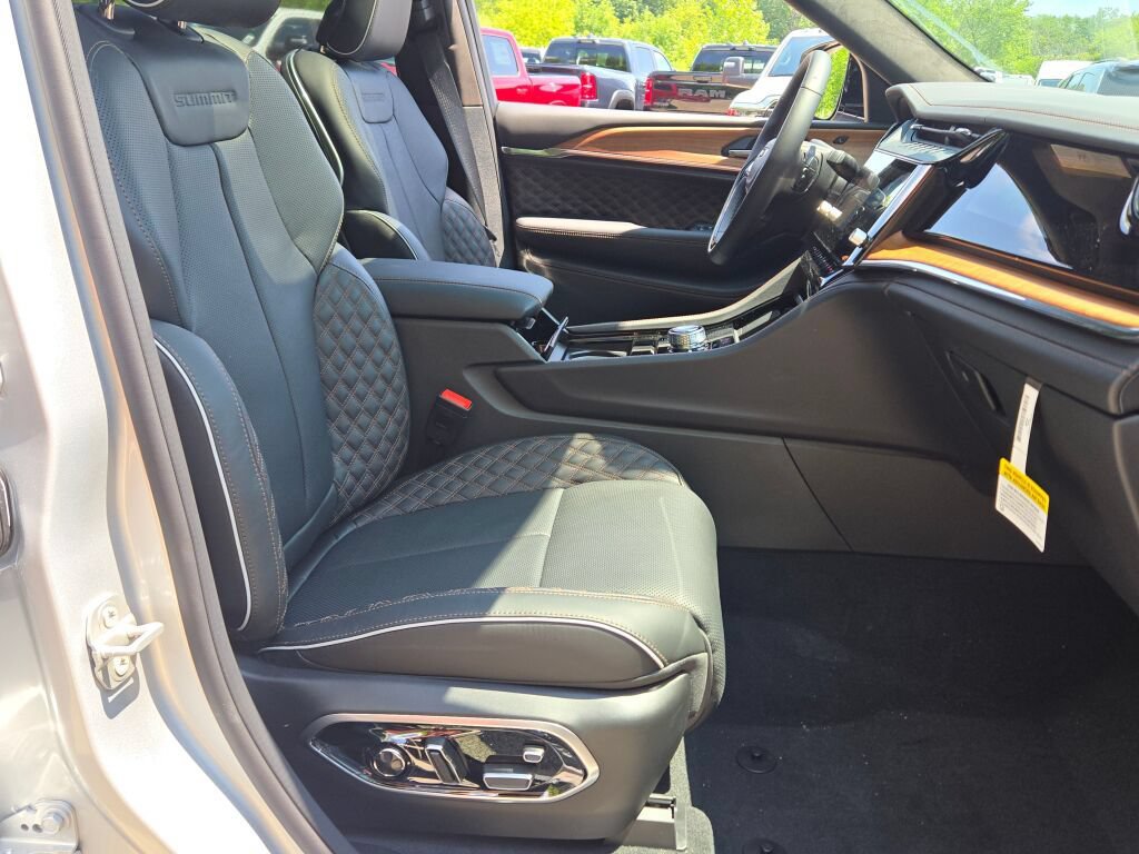New 2026 Jeep Grand Cherokee Summit w/ Obsidian Package AWD/4WD image 9