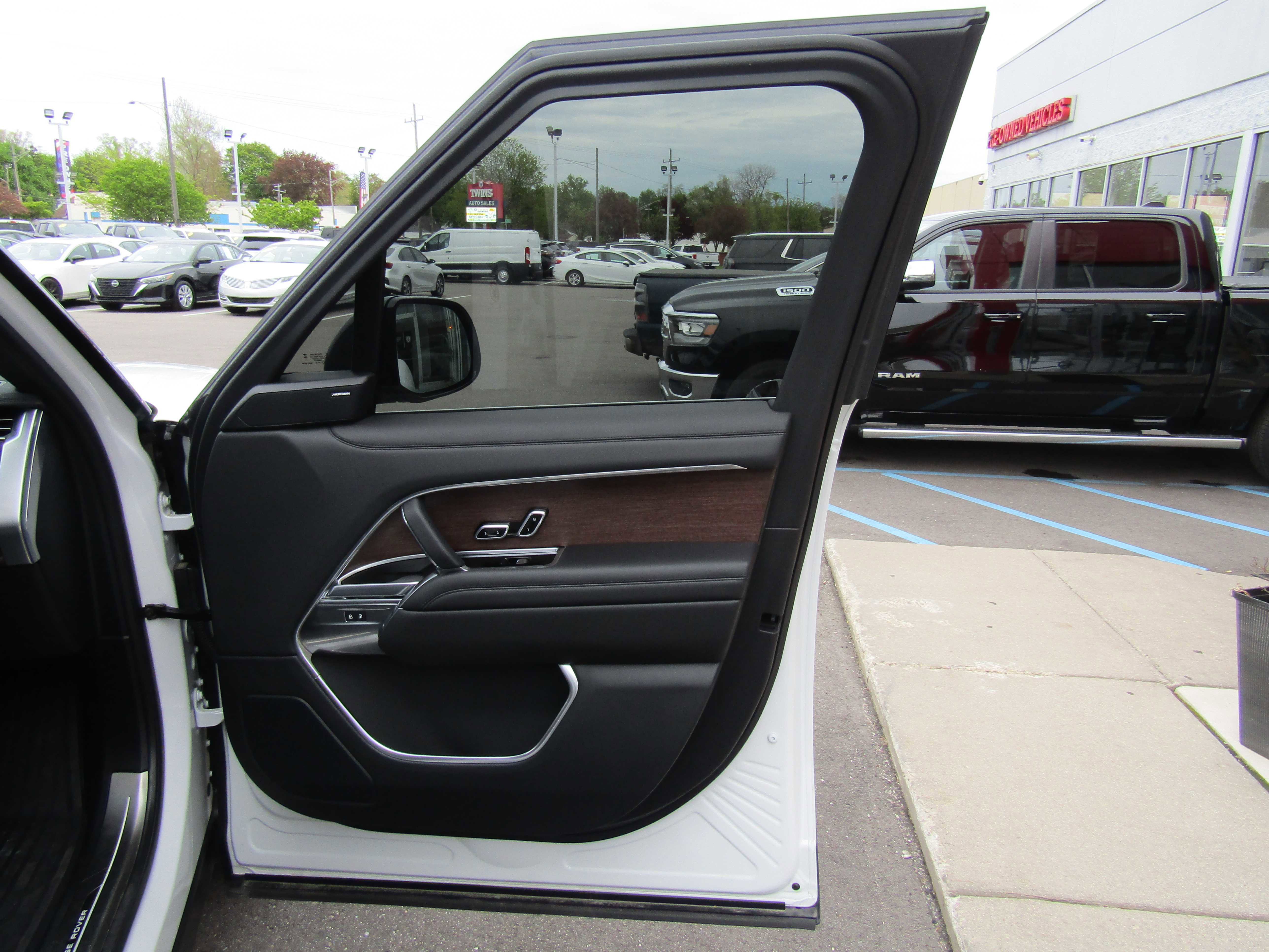 Used 2025 Land Rover Range Rover SE AWD/4WD image 14