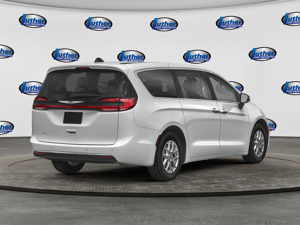 Used 2024 Chrysler Pacifica Touring-L FWD image 2