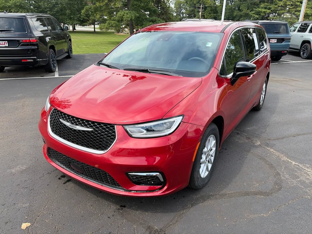 Used 2025 Chrysler Pacifica Select FWD image 2