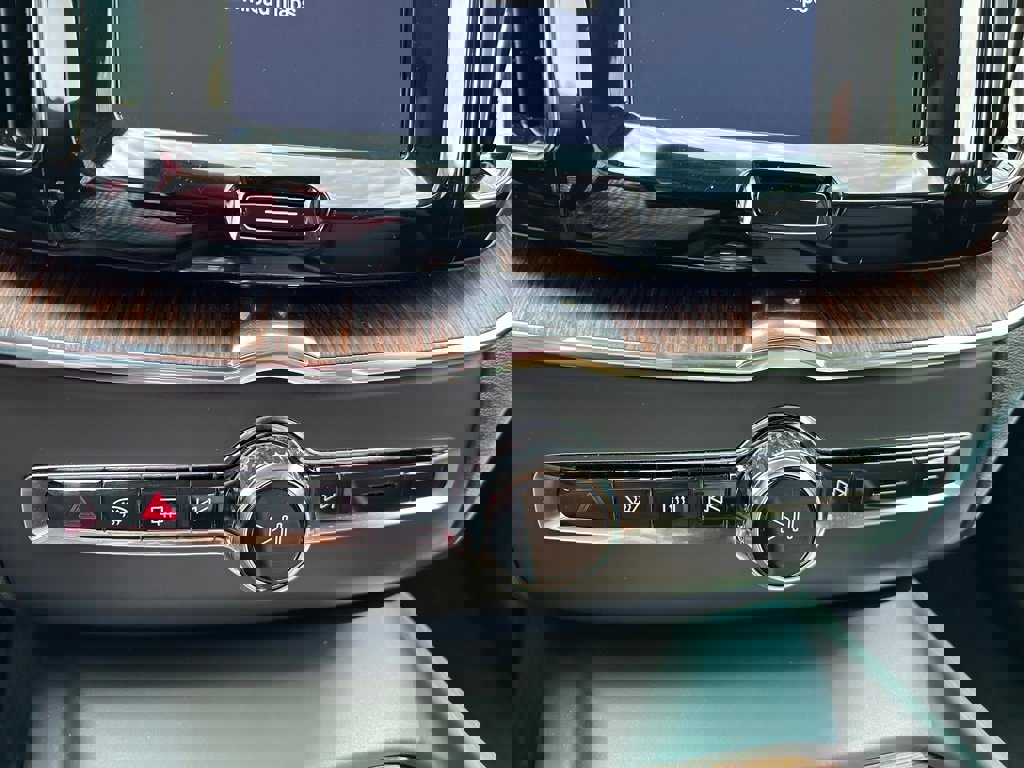 Certified 2024 Volvo XC60 T8 Ultimate w/ Protection Package Premier image 27