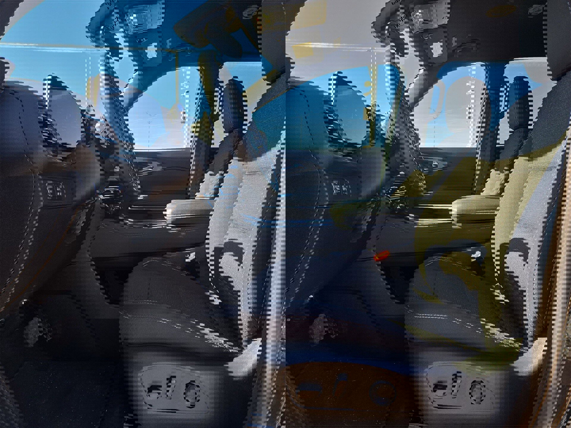 Used 2024 Chevrolet Traverse LT image 16