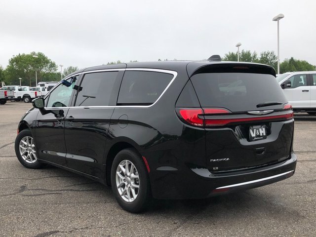 Used 2024 Chrysler Pacifica Touring-L image 22