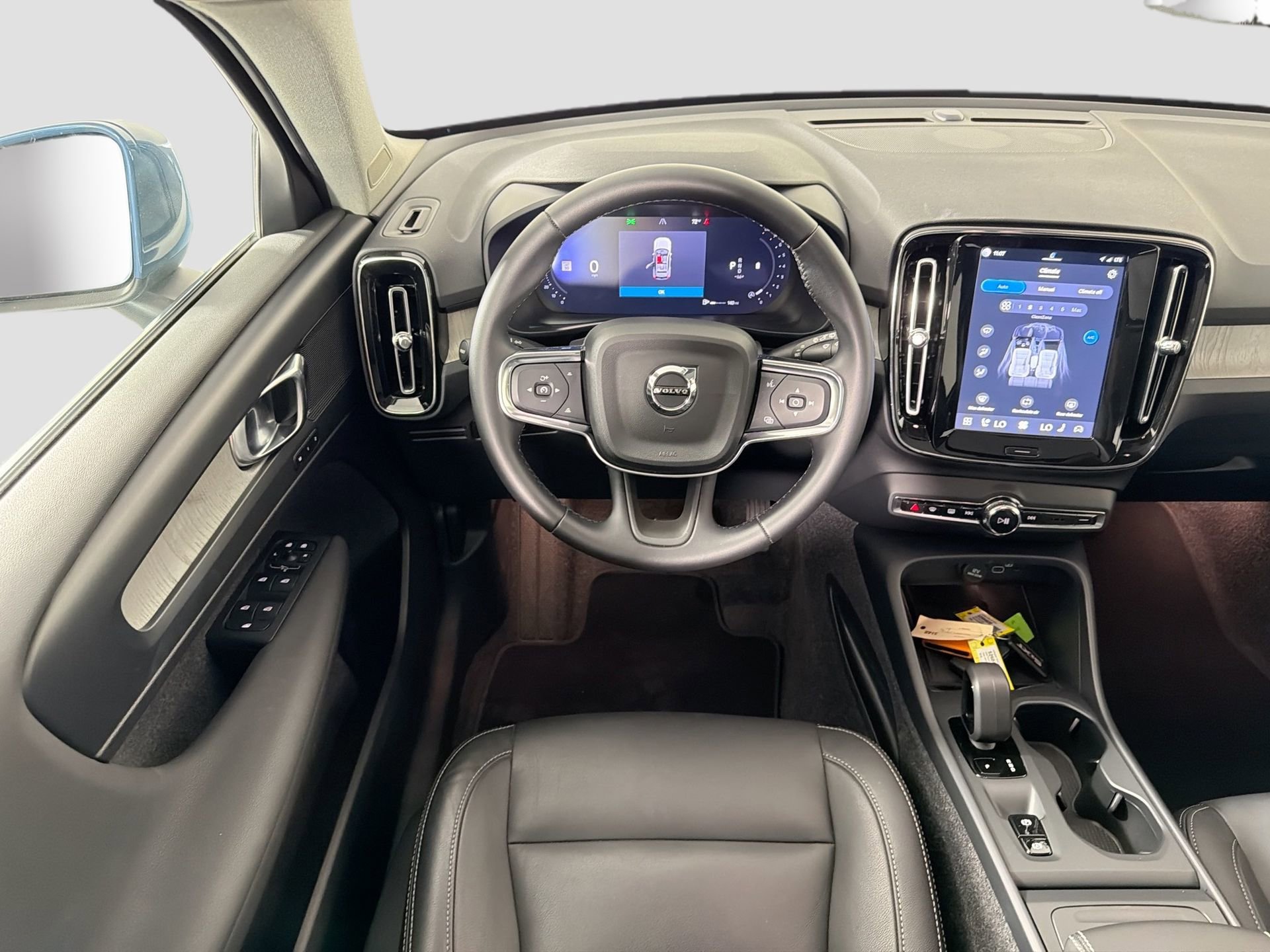 Certified 2025 Volvo XC40 B5 Core AWD/4WD image 22