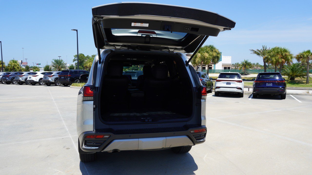 Used 2022 Lexus LX 600 4WD w/ Accessory Package (Z1) image 40