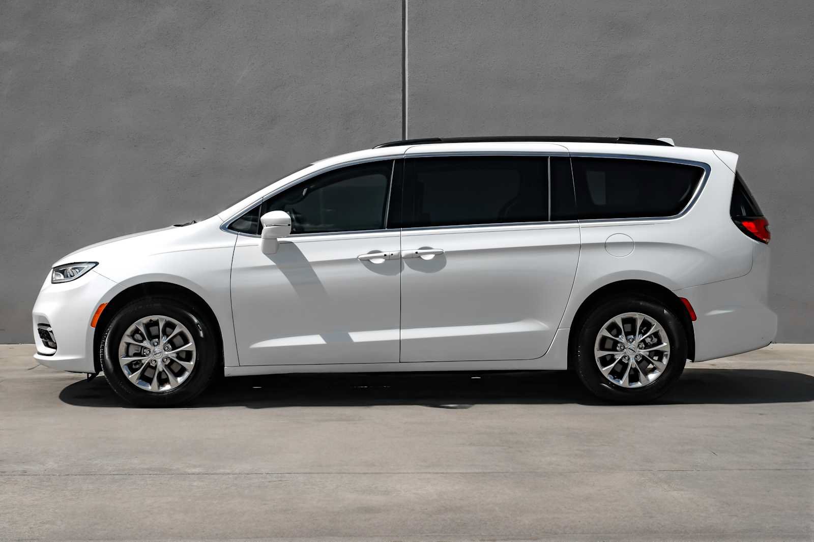 Used 2022 Chrysler Pacifica Touring-L AWD/4WD image 9