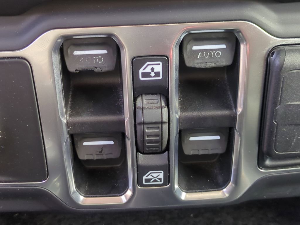 Used 2019 Jeep Wrangler Unlimited Sahara image 26
