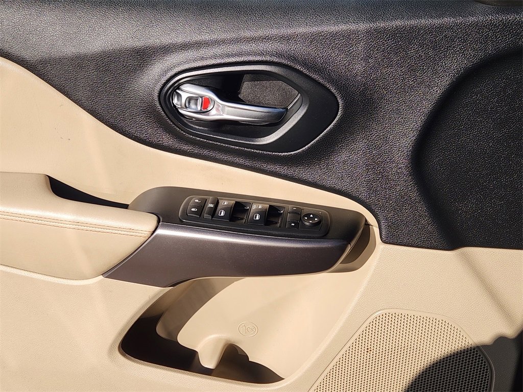 Used 2019 Jeep Cherokee Latitude w/ Popular Appearance Group image 24