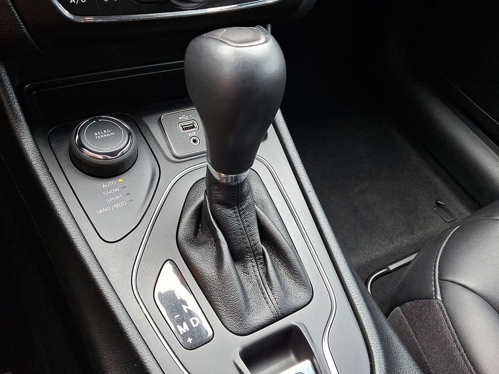 Used 2022 Jeep Cherokee Latitude AWD/4WD image 16