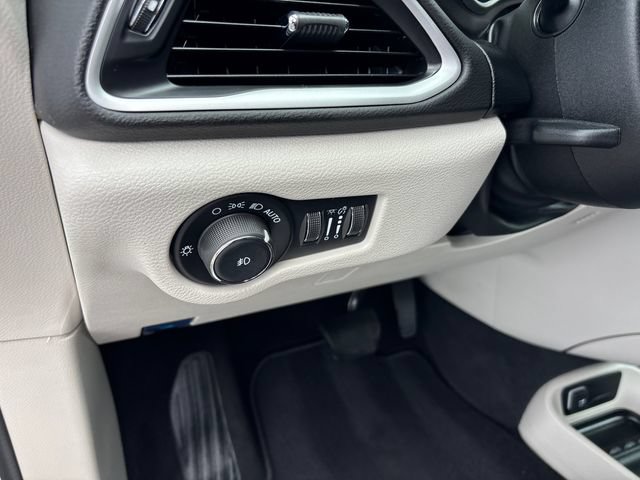Used 2024 Chrysler Pacifica Touring-L FWD image 17