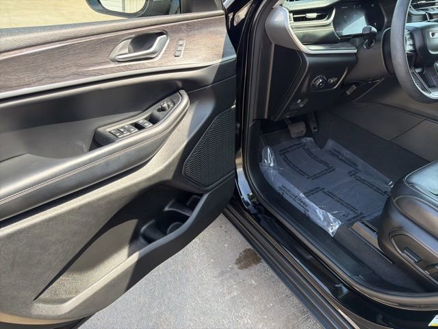 Used 2023 Jeep Grand Cherokee L Limited AWD/4WD image 16