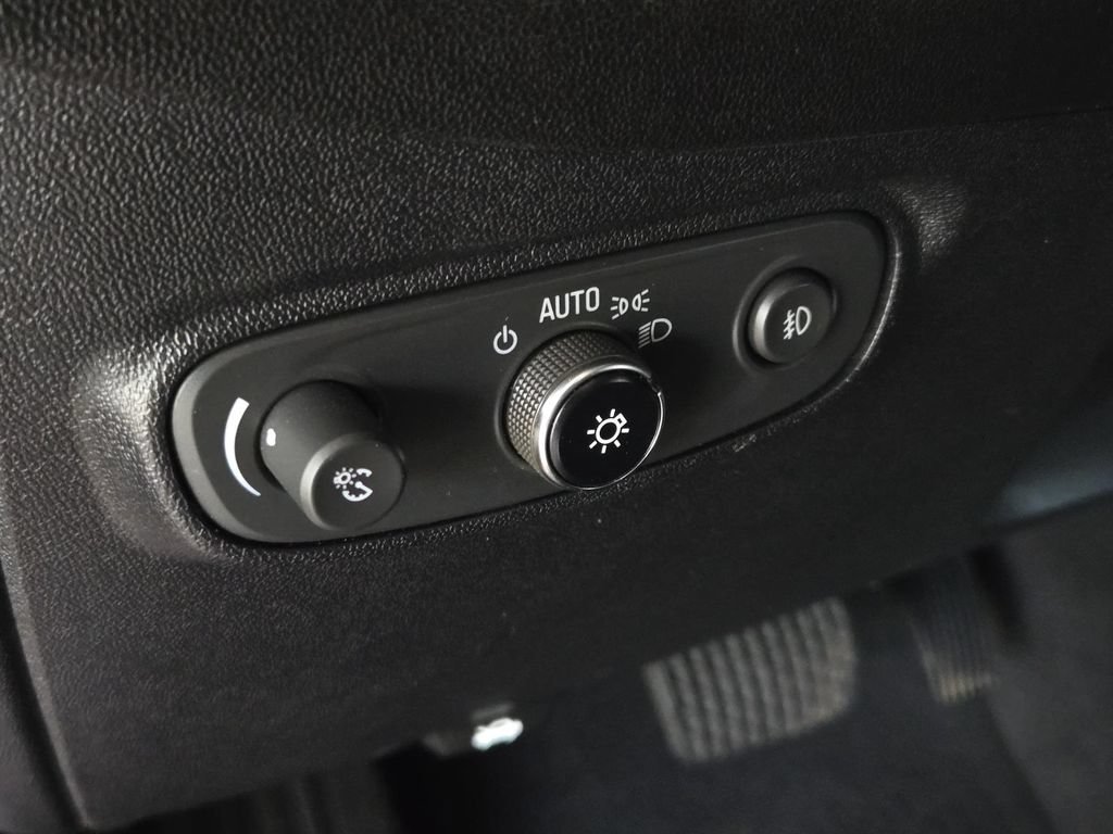 Used 2018 Chevrolet Equinox Premier FWD image 18