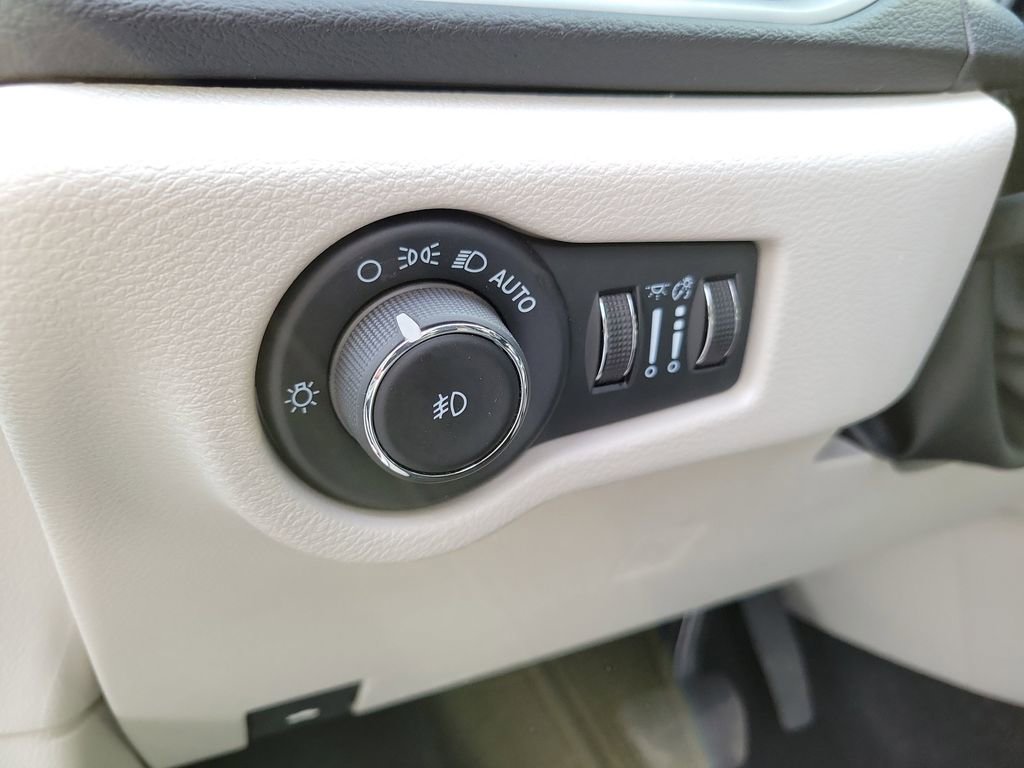 Used 2024 Chrysler Pacifica Touring-L image 23