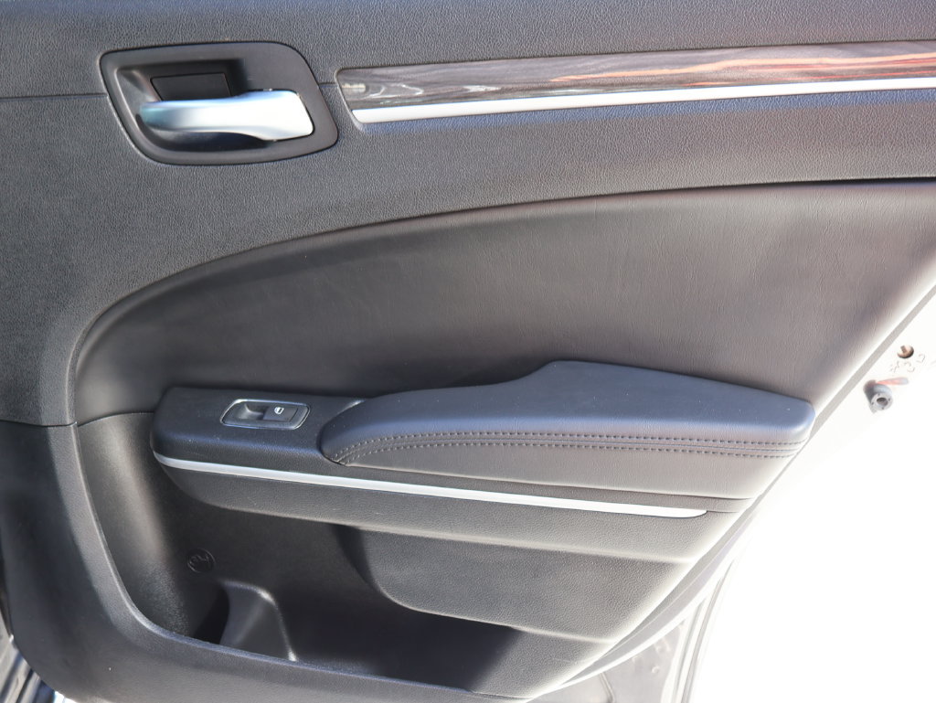 Used 2019 Chrysler 300 Touring w/ Driver Convenience Group RWD image 10