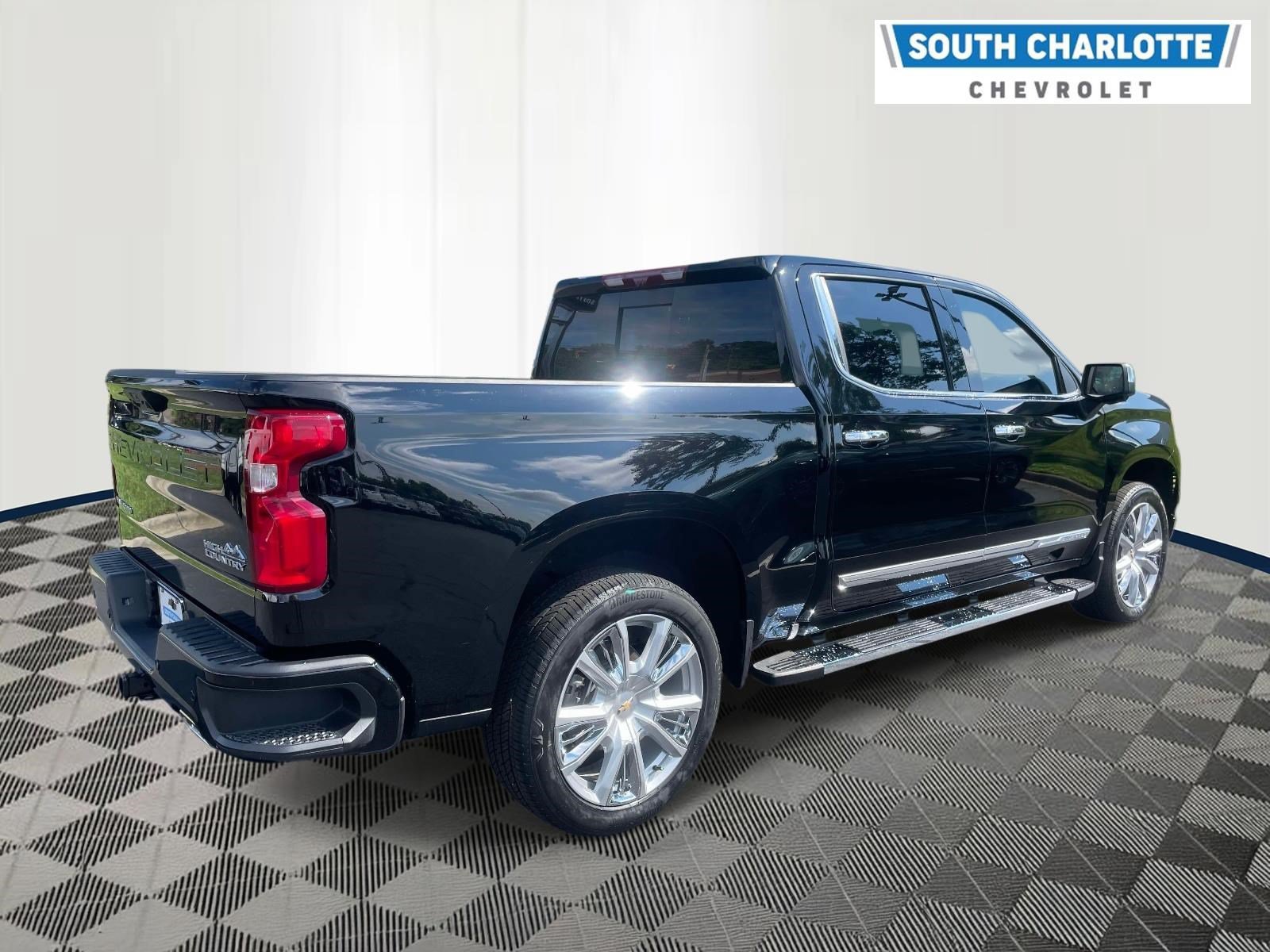 Used 2025 Chevrolet Silverado 1500 High Country w/ High Country Premium Package AWD/4WD image 4