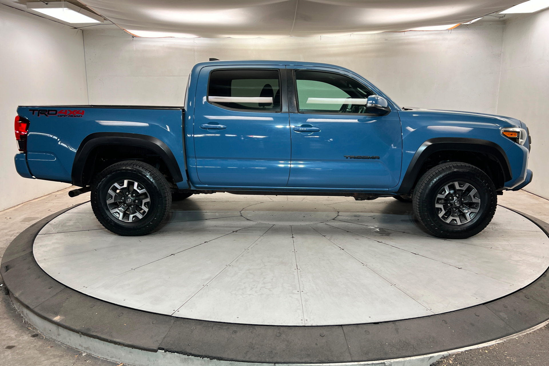 Used 2019 Toyota Tacoma TRD Off-Road w/ Technology Package AWD/4WD image 6