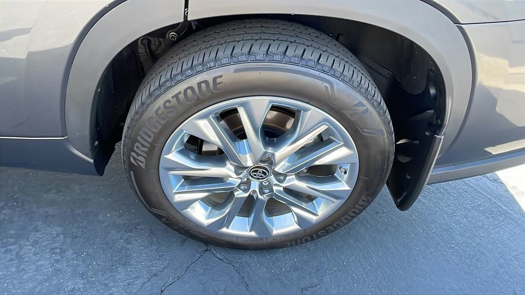 Used 2024 Toyota Highlander Limited AWD/4WD image 32