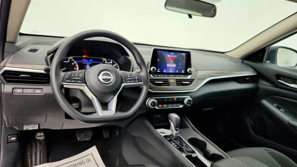 Used 2025 Nissan Altima 2.5 SV image 11