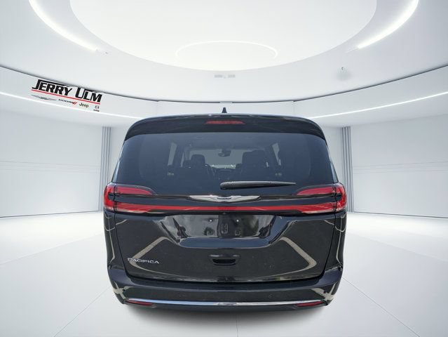 Used 2023 Chrysler Pacifica Touring-L FWD image 4