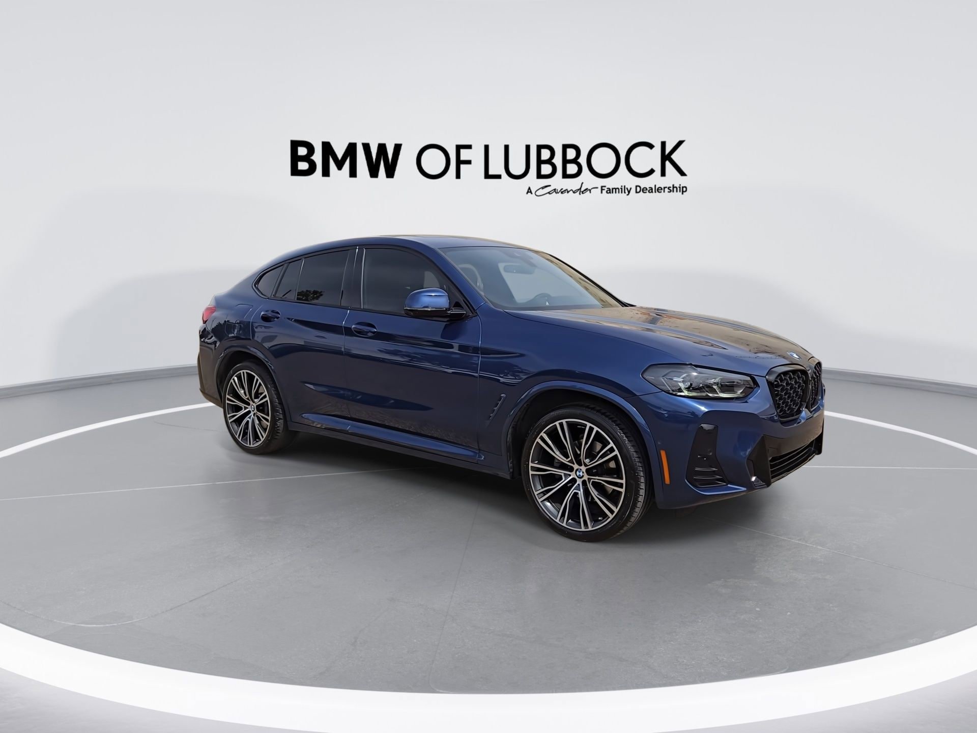 Used 2022 BMW X4 xDrive30i w/ M Sport Package AWD/4WD image 2