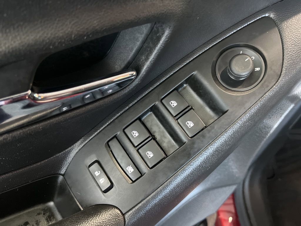 Used 2022 Chevrolet Trax LT w/ LT Convenience Package image 4