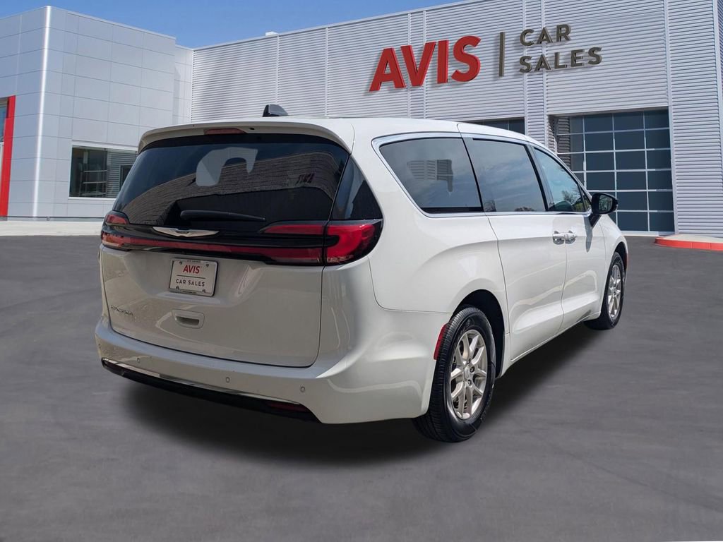Used 2025 Chrysler Pacifica Select image 6