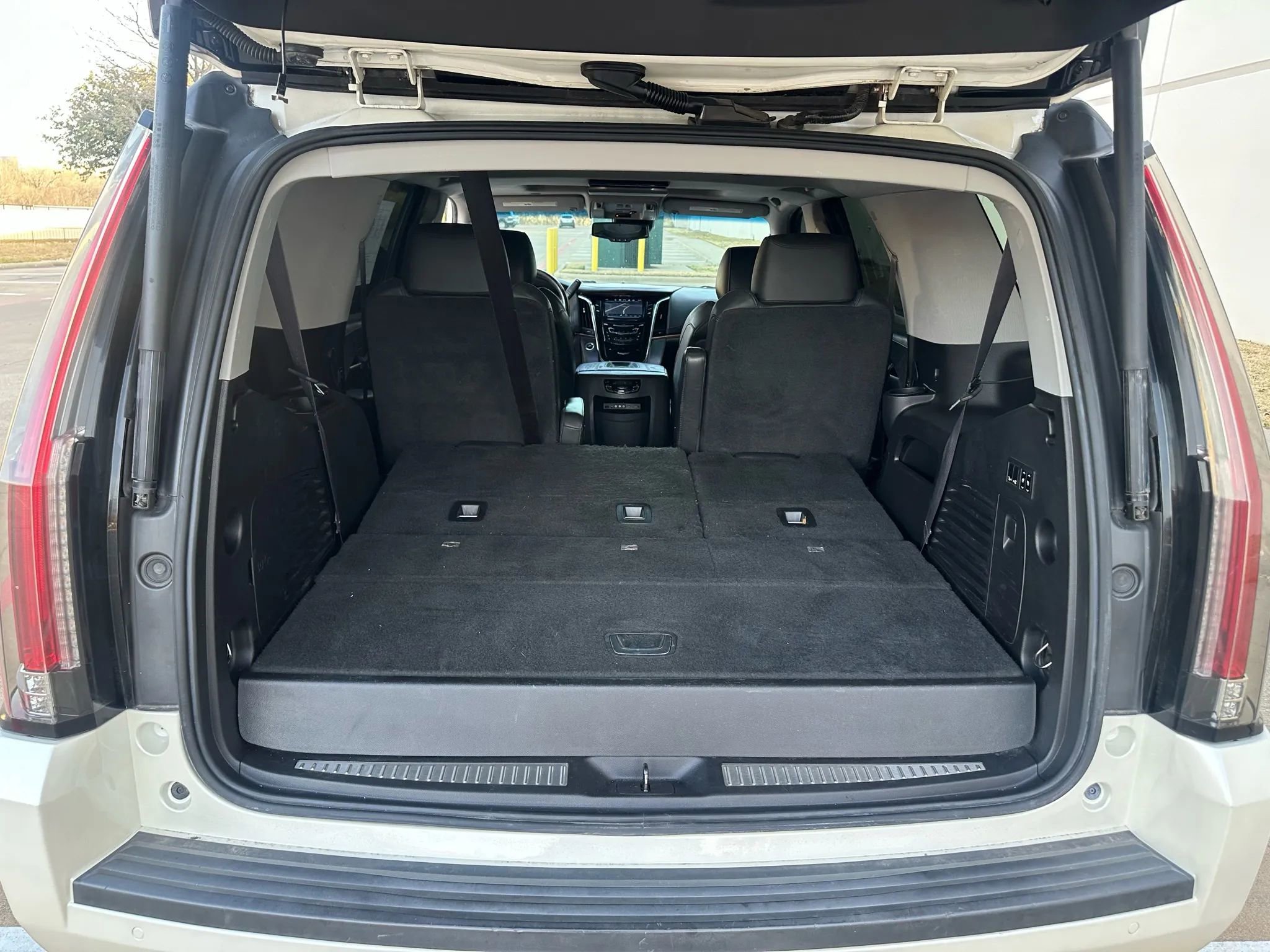 Used 2015 Cadillac Escalade Luxury AWD/4WD image 22