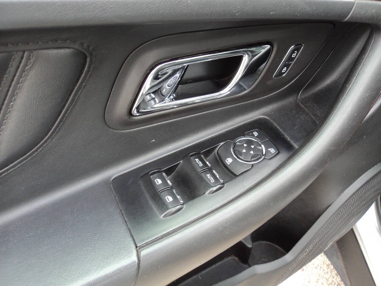 Used 2015 Ford Taurus Limited FWD image 12