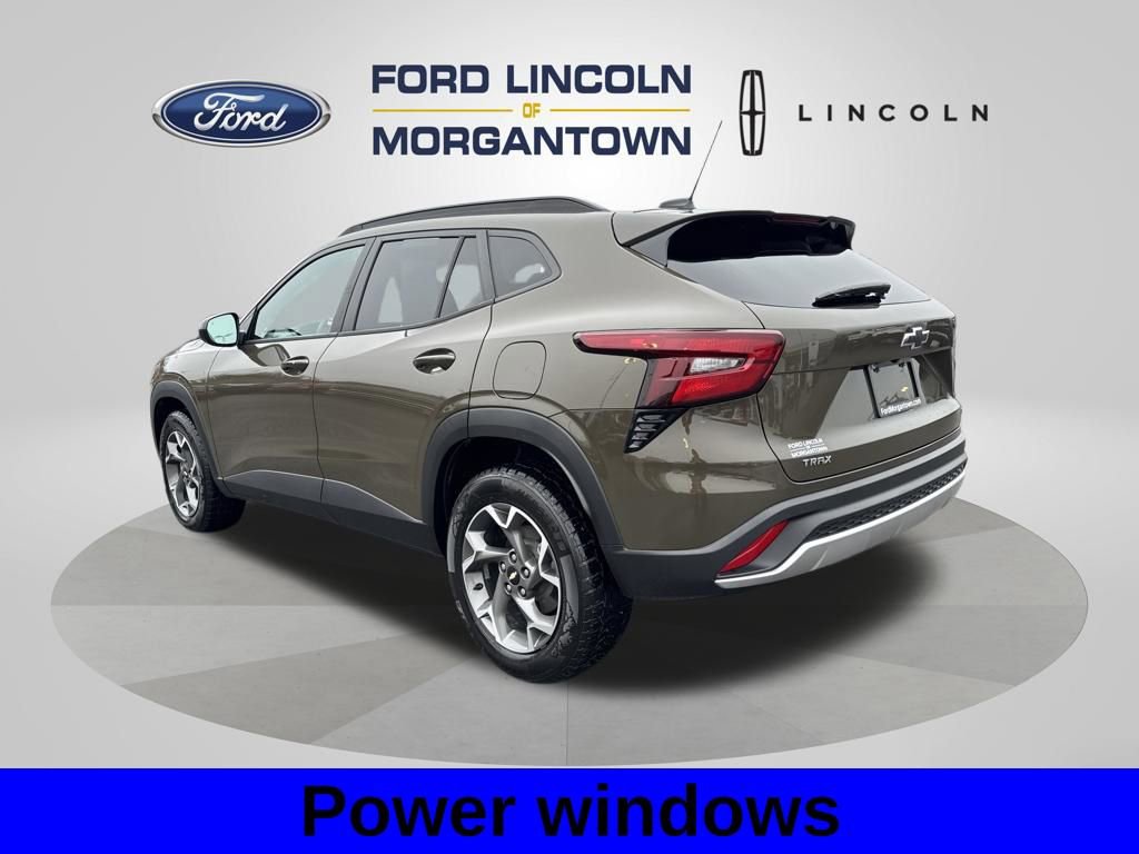 Used 2024 Chevrolet Trax LT w/ Sunroof Package image 9